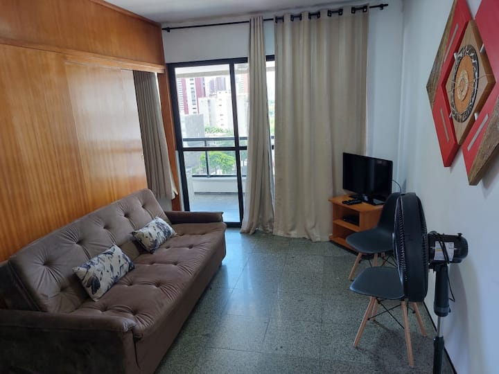 غرفة مع غرفتين كبيرتين ومريحتين مع تلفزيون الكابل أو طاولة طعام أو العمل مع سرير أريكة.