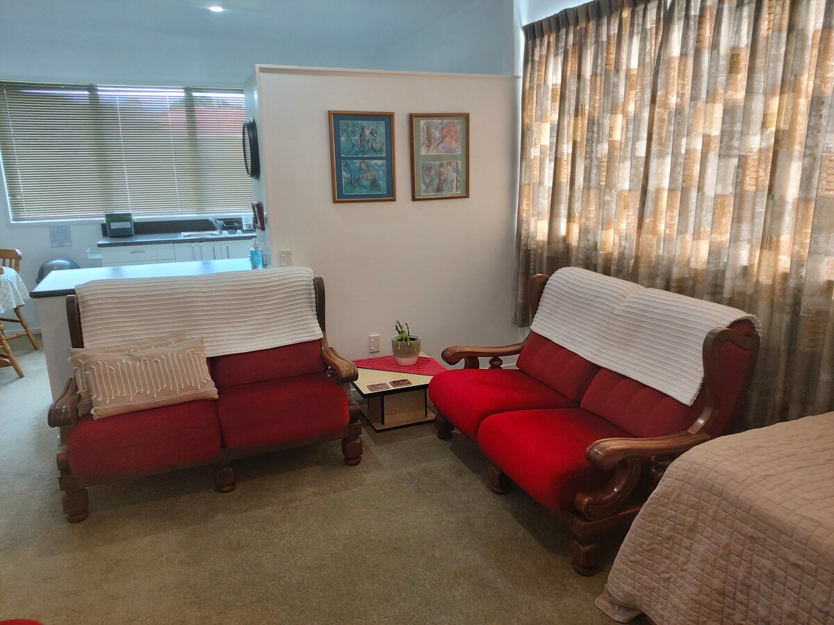 טרקלין כפי שניתן לראות מדלת הכניסה.