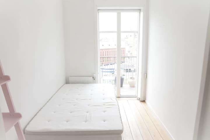 Малка спалня №1, достъп до балкон, споделен с главната спалня.