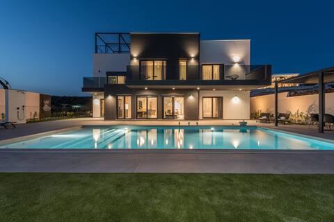 Villa Aria with Heated Pool,  Sauna, Gym & Jacuzzi