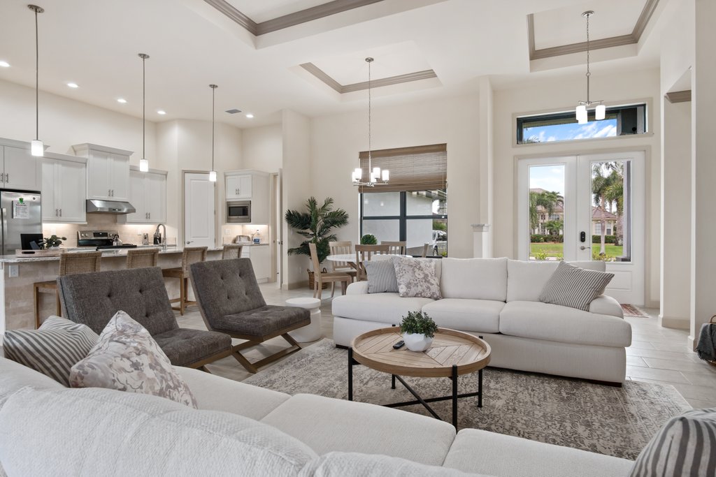 Shto më shumë ndenjëse me ishullin e kuzhinës dhe dinetën. Mund të ulesh rehat 17!