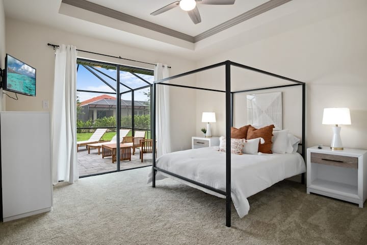 Guest Suite. Queen bed with luxury mattress, SmartTV w/ Google. Private entrance to the lanai. 