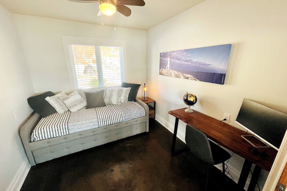 海滨单元的第二间卧室（ 1张双人沙发床，拉出式双人床） ，配有方便使用笔记本电脑的工作空间。
在家办公

工作
笔记本电脑
无线网络
监控
老鼠
电脑