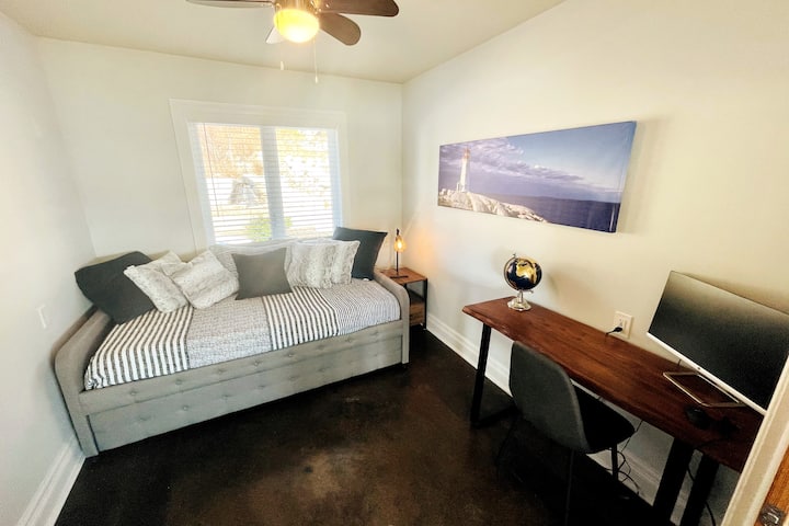 Second Bedroom in the Shoreside Unit (1 twin day bed with pull-out twin bed) with laptop friendly workspace.
Work from home
Office space
Work
Laptop
Wifi
Monitor
Mouse
Computer