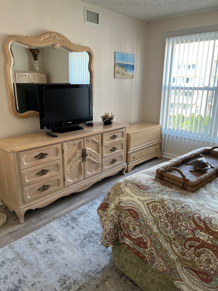 带有线电视的卧室