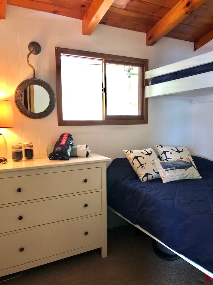 ห้องนอน 2 ชั้นทางทะเลด้วยวิวทะเลสาบบางส่วนห้องพักที่สะดวกสบายนี้มีเตียงคู่และเตียงสองชั้นด้านบน 