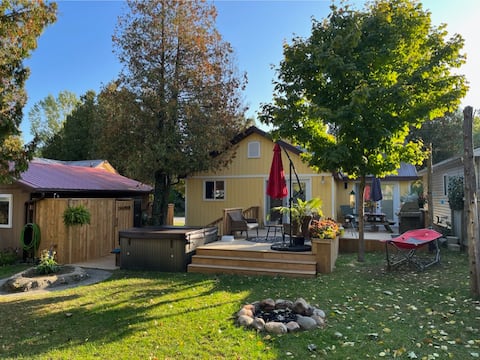 Casavon Cottage A in the heart of Sauble Beach