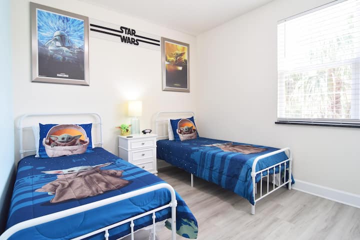 חדר שינה 3 הוא חדר מגניב בסגנון מלחמת הכוכבים עם מיטות זוגיות, טלוויזיה חכמה, חדר ארונות וחדר רחצה צמוד עם אמבטיה/מקלחת