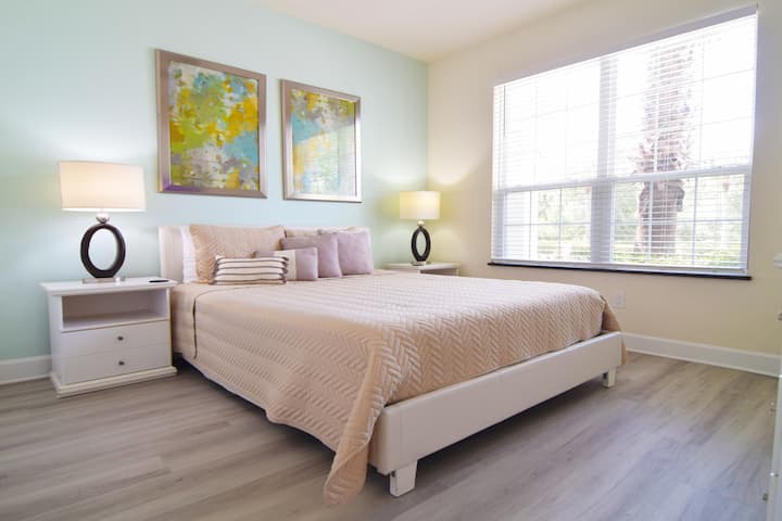 חדר שינה 2 ממוקם בקומת הקרקע הראשונה עם מיטת קווין סייז, טלוויזיה חכמה, ארון וחדר מקלחת צמוד.