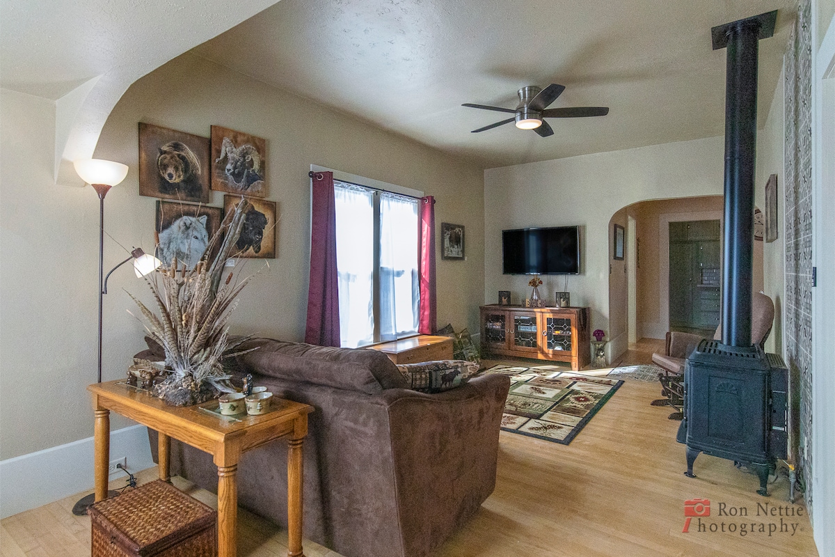 Top Airbnb: Lovely Wyoming DreamInn' Home in Town in Cody / Yellowstone