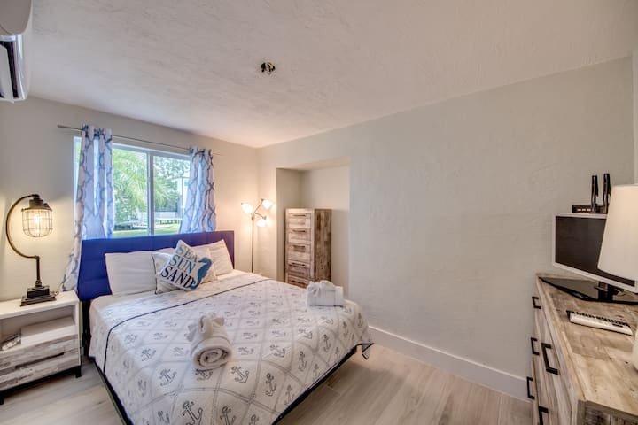 Manželská posteľ s výhľadom na vodu