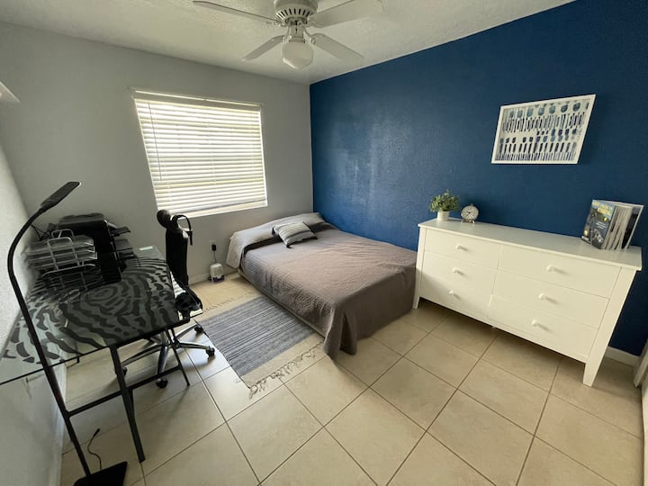 Kancelárska miestnosť poskytuje nielen vyhradený pracovný priestor, ale aj pohodlný gauč s manželskou posteľou na oddych a oddych. To vám umožní pohodlne pracovať a oddychovať v tej istej miestnosti, čo z nej robí všestranný a funkčný priestor.