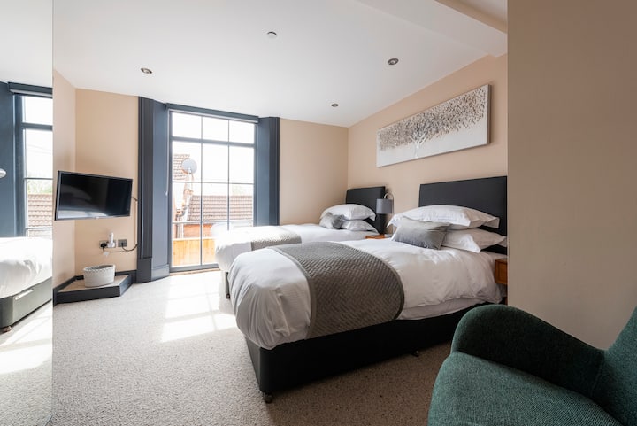 Apartment 1downstairs bedroom with en suite, guests can request a King size bed or 2 singles. Apartment 1, there is an identical bedroom in Apartment 2