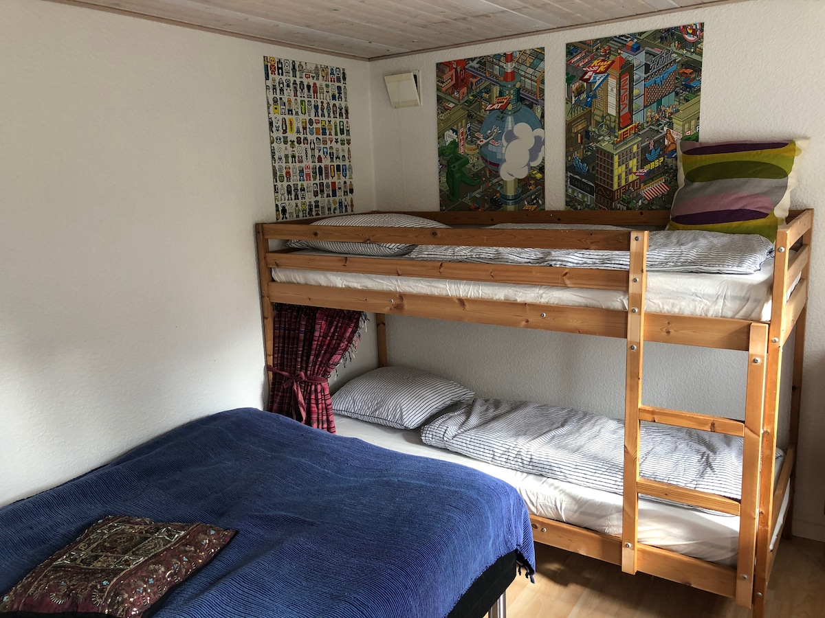 מיטה זוגית בגודל 140 ס"מ ומיטת קומתיים.