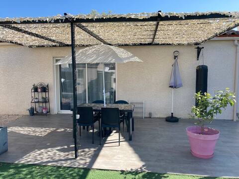 Beautiful step-free house with Swimming Pool & Garden