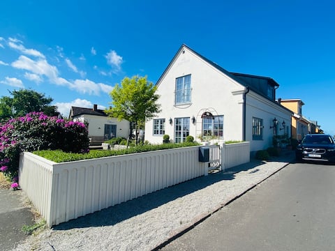 Villa with small guest house, close to everything!