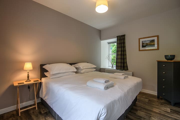 Spavaća soba s bračnim krevetom