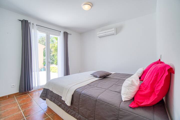 Chambre 2 - 2 lits de 90 
Sur-matelas possible pour les transformer en 1 li de 180
Salle de bain et WC attenants