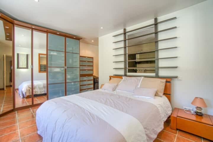 Chambre 1 - Lit 160
Salle de bain et WC attenants