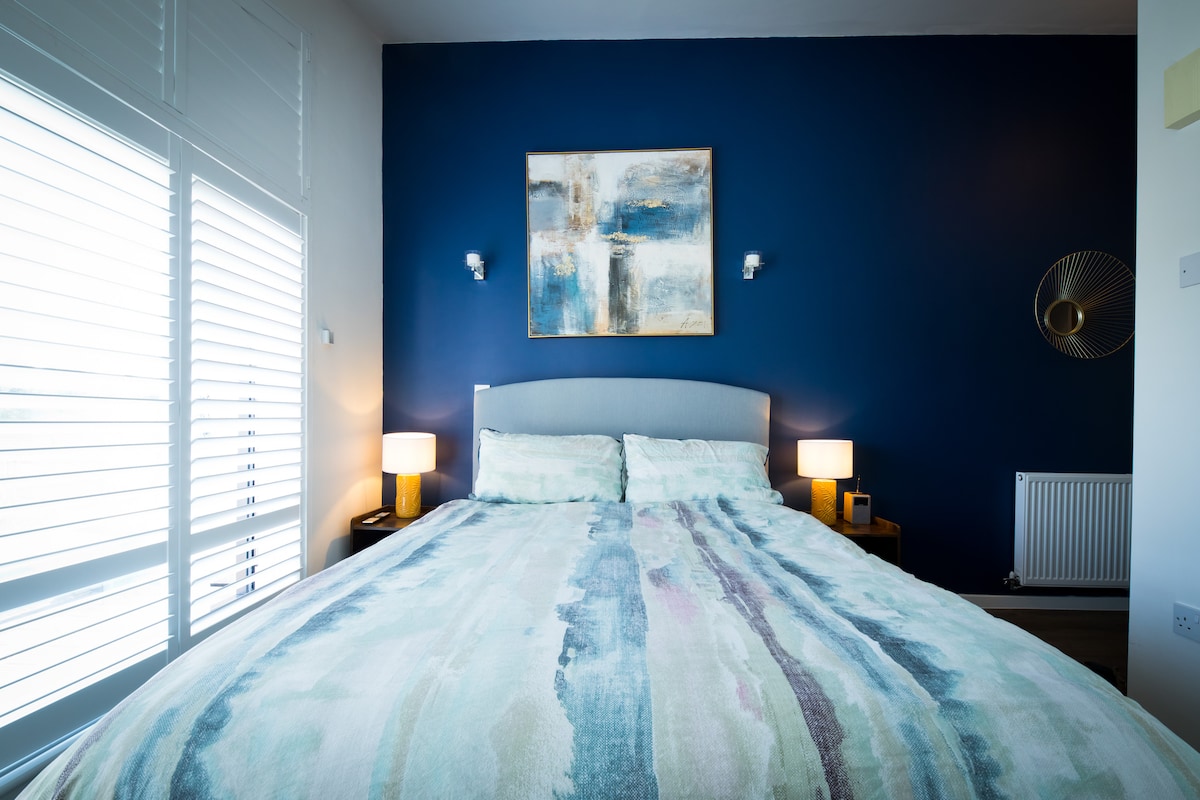 Cama principal con balcón en la parte delantera