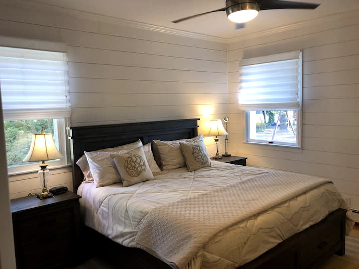 La camera da letto matrimoniale grande ha un bagno completo dall'altra parte del corridoio