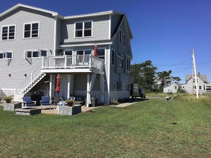 Escape to Camp Ellis retreat w/ocean & river views