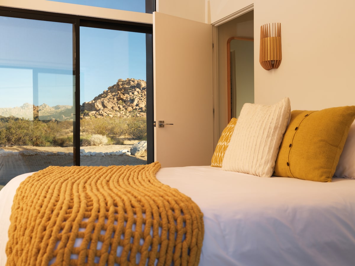 Viacvrstvový vizuálny zážitok s modernou sklenenou konštrukciou uber. 300 stôp od najbližších starobylých boulderových hôr.