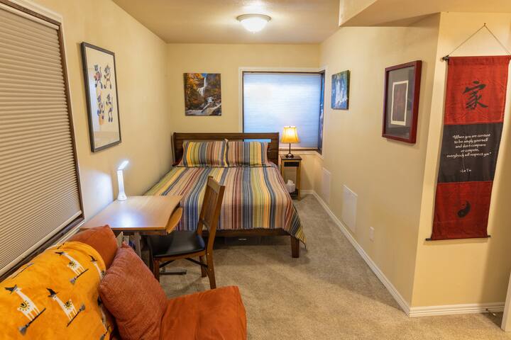 Chumba cha chini cha kulala. Kitanda aina ya Queen, mablanketi na mito mingi ya ziada.