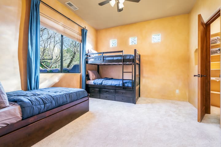 卧室3 -带脚轮的双层床和带脚轮的单人床