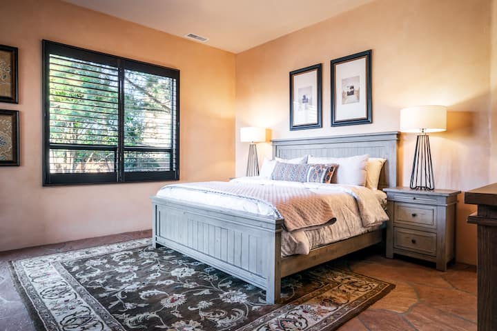 可欣赏美丽后院的主卧室和滑动门