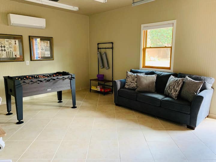 独立单元，配备桌上足球桌、瑜伽垫和标准双人床尺寸沙发床 