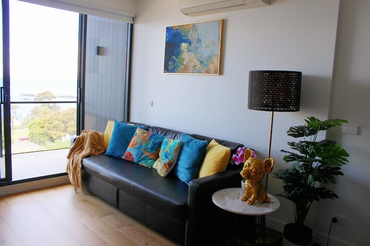 Balcony Bay View | Geelong Waterfront 2br/2ba - North Shore