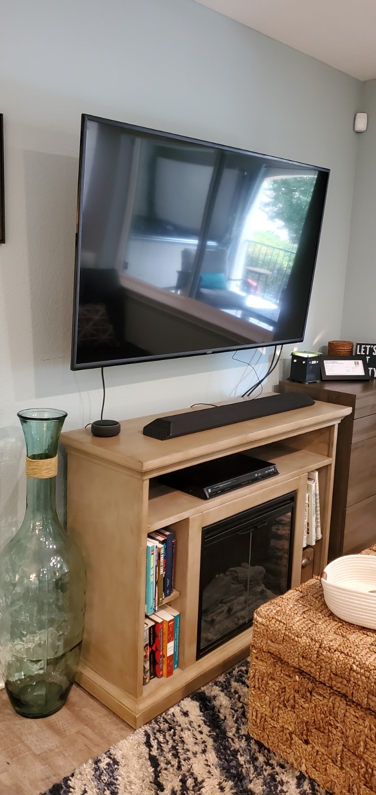 Chimenea eléctrica y TV ajustable en la sala de estar