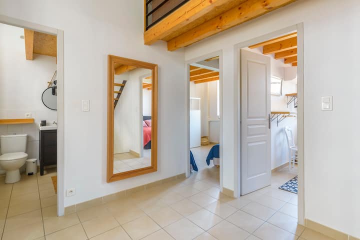 Слетување на 1 кат. Пристап до спални соби и бања.