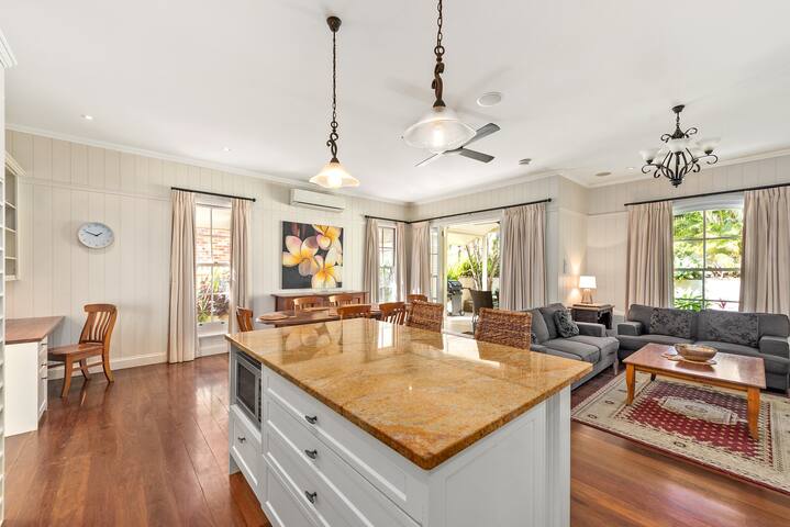 The Family Getaway ~ 3 Bed/2 Bath/1Car ~ Wooloowin