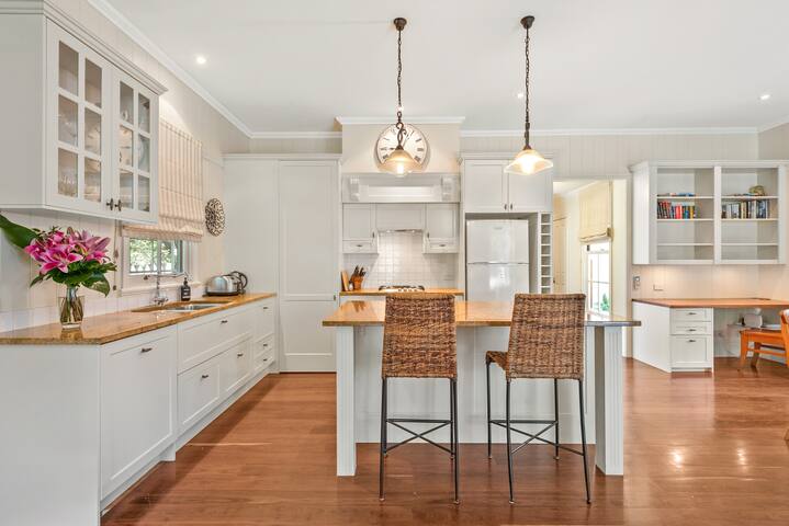 The Family Getaway ~ 3 Bed/2 Bath/1Car ~ Wooloowin gallery image 4