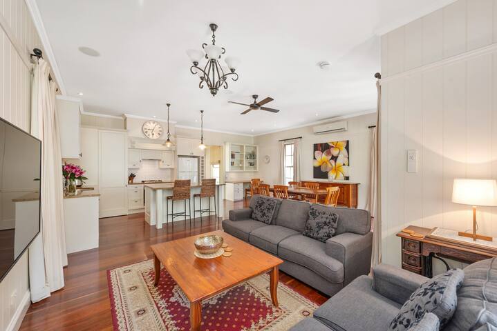 The Family Getaway ~ 3 Bed/2 Bath/1Car ~ Wooloowin gallery image 3