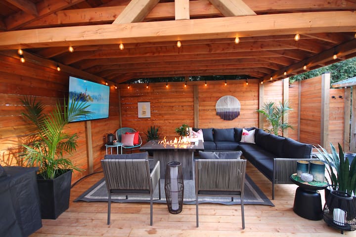 Luxury Home with HOT TUB, Gazebo & Outdoor Shower