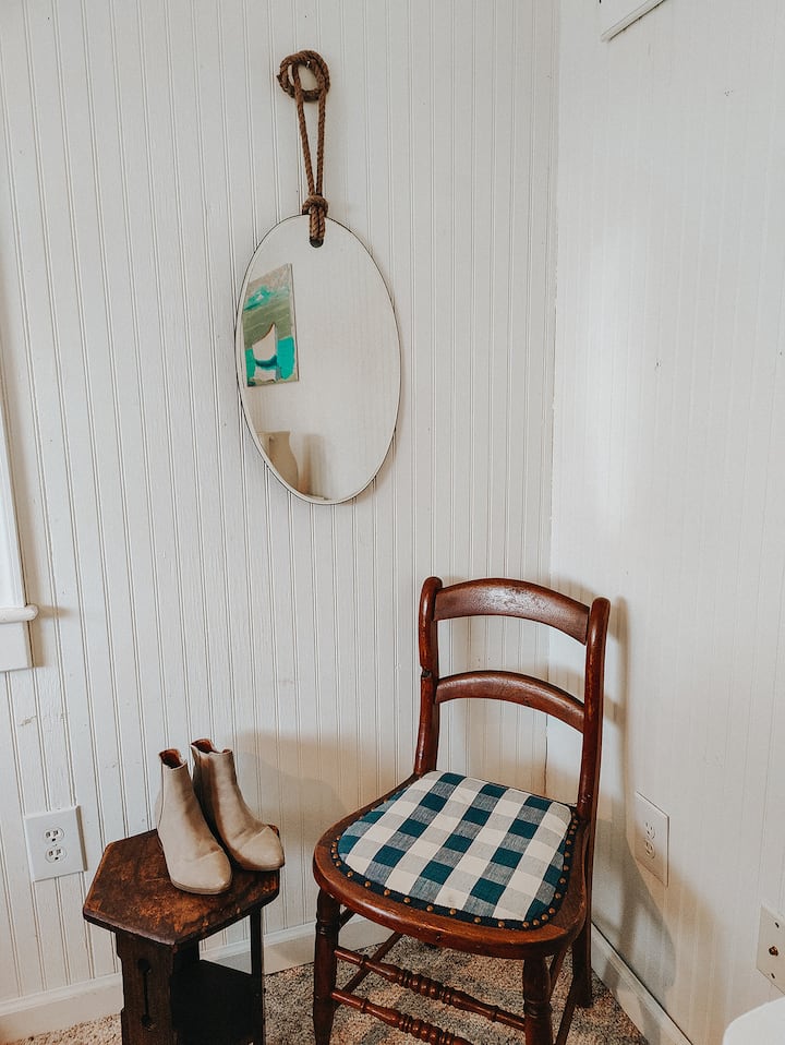 Simple coastal cottage decor.