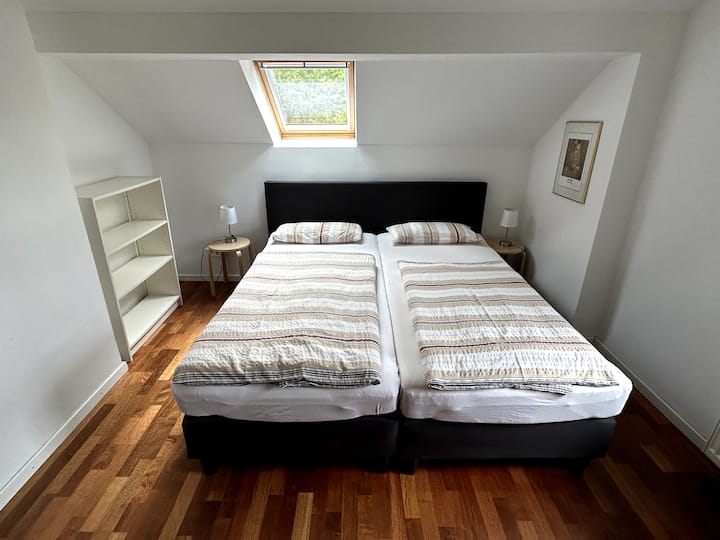 غرفة نوم بسرير مرتب بقاعدة زنبركية