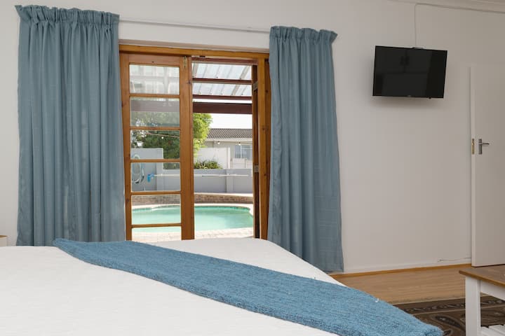 აუზის ხედი მთავარი საძინებლიდან