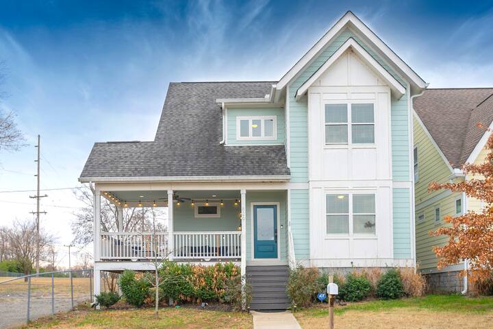 4 BR ~ 3 BA ~ 12 BEDS – 2 Miles to DT! gallery image 2