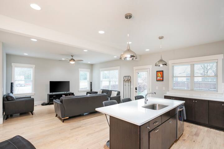 4 BR ~ 3 BA ~ 12 BEDS – 2 Miles to DT! gallery image 3