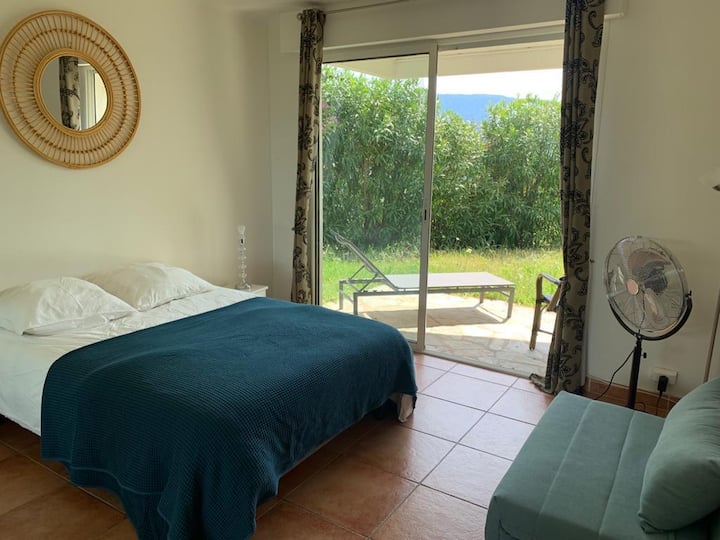 寝室1は階下の庭にあります。