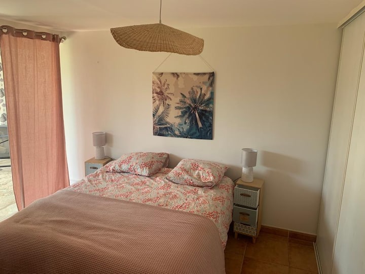 庭の階にあるピンクの部屋