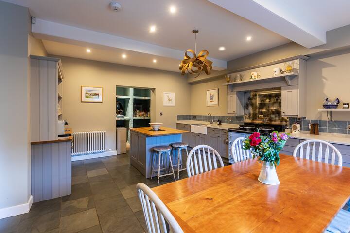 Beautiful Family Friendly Central 5 Bedroom Flat. gallery image 5