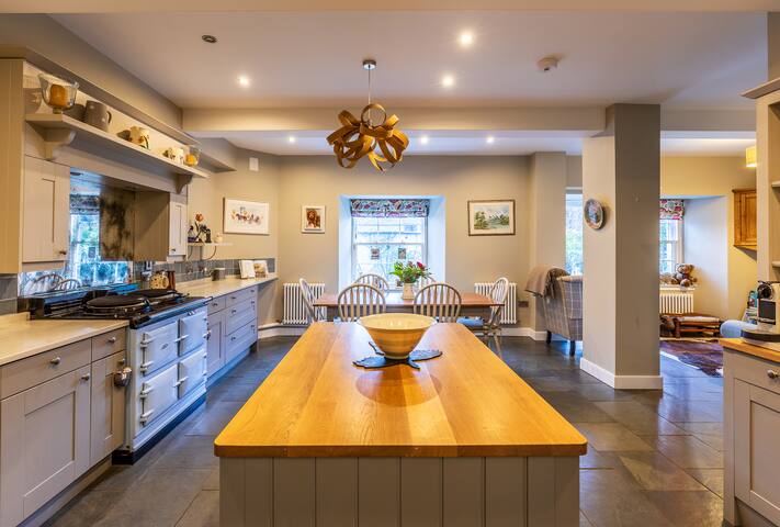 Beautiful Family Friendly Central 5 Bedroom Flat.