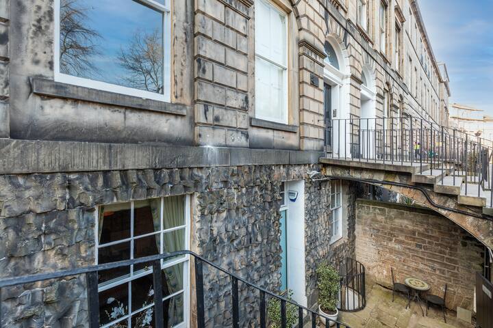 Beautiful Family Friendly Central 5 Bedroom Flat. gallery image 3