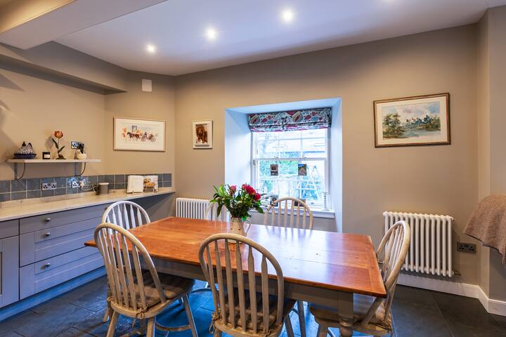 Beautiful Family Friendly Central 5 Bedroom Flat. gallery image 4