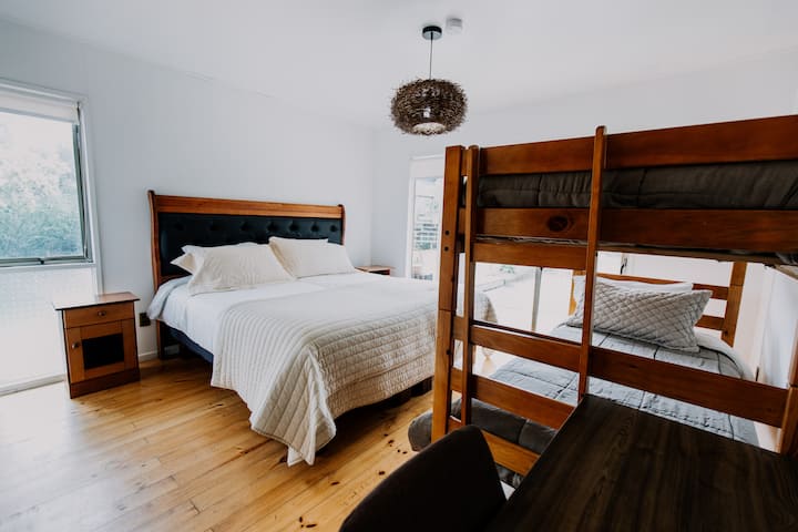 Vue 1ère chambre et bureau